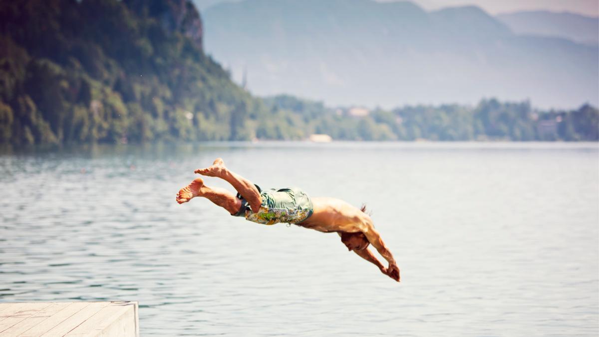 Hombre lanzándose de cabeza al agua