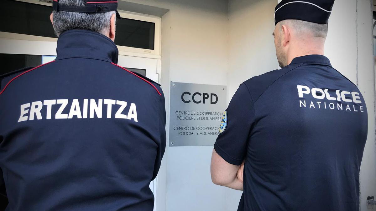Dos mandos de la Ertzaintza condecorados por la Policía francesa.