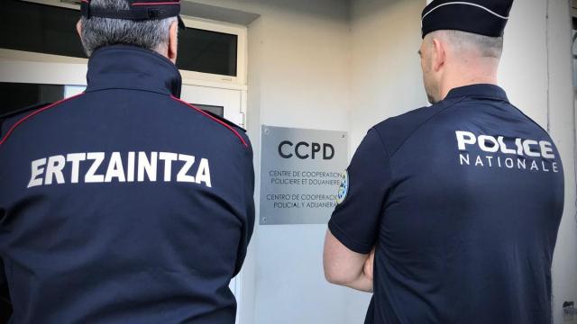 Dos mandos de la Ertzaintza condecorados por la Policía francesa.