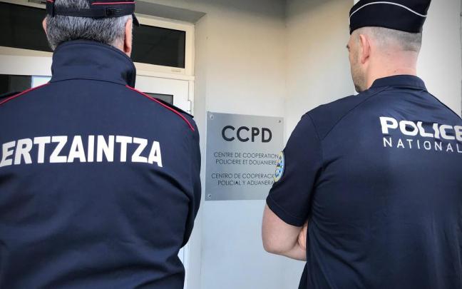 Dos mandos de la Ertzaintza condecorados por la Policía francesa.