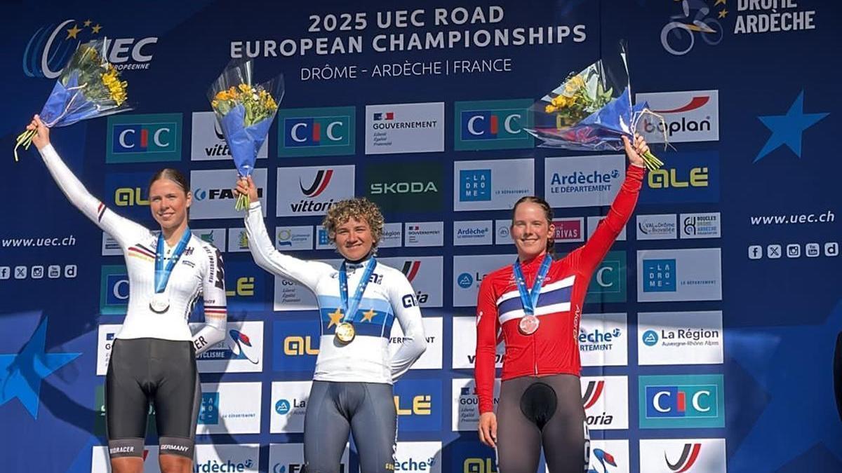 Paula Ostiz, en lo más alto del podio.