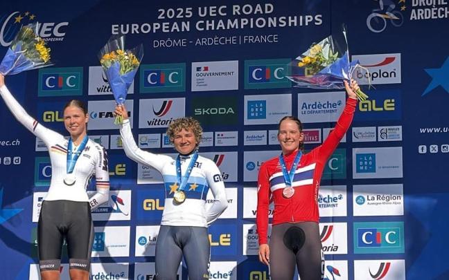 Paula Ostiz, en lo más alto del podio.