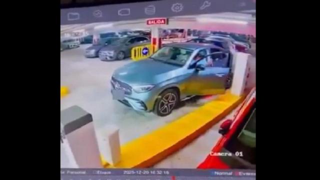 La mujer con el Mercedes en el parking.