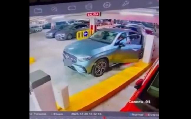 La mujer con el Mercedes en el parking.