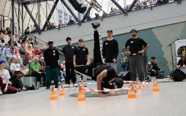 Competición de baile en un pentágono delimitado con conos en el Breaking Eibar de 2024 / Udala/Askasibar Competición de baile en un pentágono delimitado con conos en el Breaking Eibar de 2024