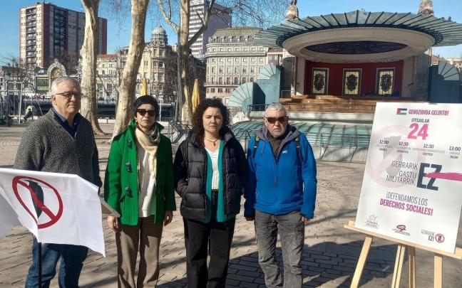 Convocantes de las concentraciones en las capitales vascas por el segundo aniversario de la guerra en Ucrania.