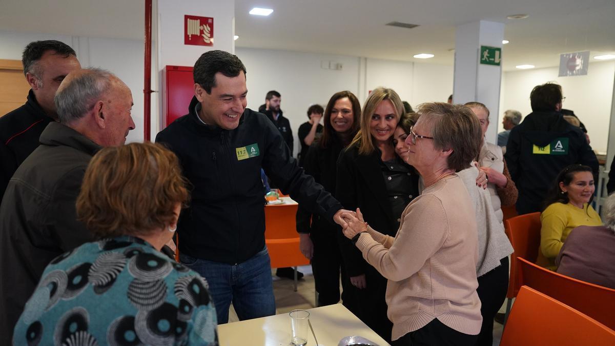 El presidente de la Junta, Juanma Moreno, ha visitado a los vecinos de Dúdar afectados por el temporal.