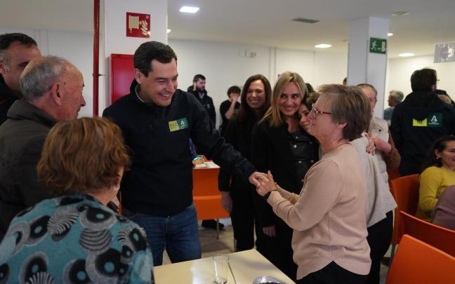 El presidente de la Junta, Juanma Moreno, ha visitado a los vecinos de Dúdar afectados por el temporal.