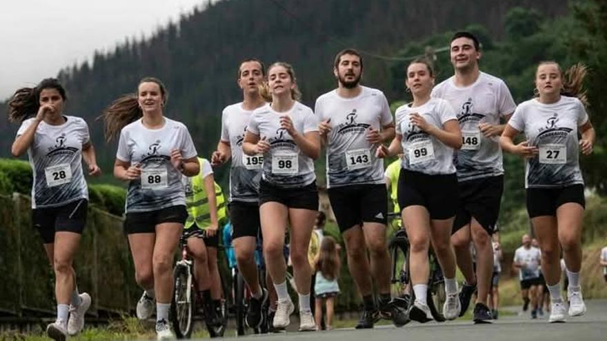 Corredoras y corredores que participaron en la pasada edición del cross de Torreauzo.