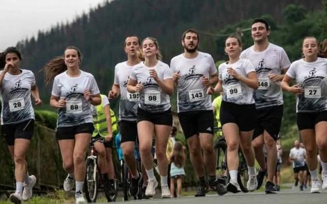 Corredoras y corredores que participaron en la pasada edición del cross de Torreauzo.