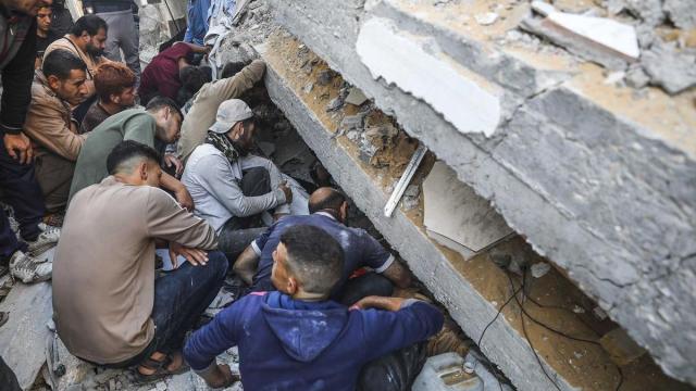 Palestinos buscan supervivientes tras un ataque aéreo israelí en el campo de refugiados de Jabalia, en el norte de Gaza. / EP Palestinos buscan supervivientes tras un ataque aéreo israelí en el campo de refugiados de Jabalia, en el norte de Gaza.
