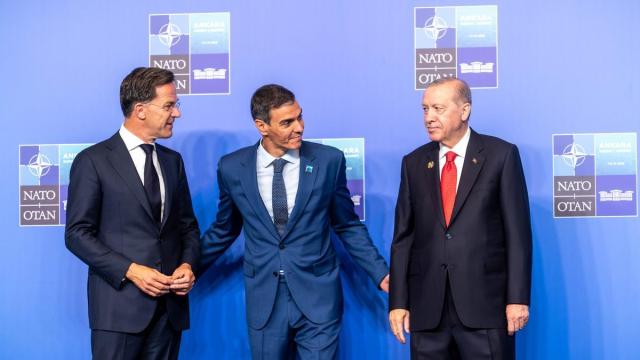 El presidente del Gobierno español, Pedro Sánchez, junto al presidente de Turquía, Recep Tayyip Erdogan, y el secretario general de la OTAN, Mark Rutte