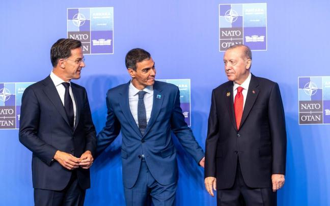 El presidente del Gobierno español, Pedro Sánchez, junto al presidente de Turquía, Recep Tayyip Erdogan, y el secretario general de la OTAN, Mark Rutte