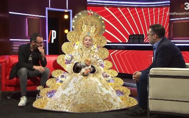 La sátira sobre la imagen de la Virgen del Rocío realizada en el programa 'Està passant' de TV3. La sátira sobre la imagen de la Virgen del Rocío realizada en el programa 'Està passant' de TV3.