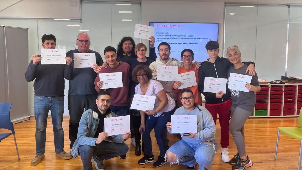 Participantes en el curso de mecatrónico y mecanizado, con los diplomas que acreditan que han completado el programa.
