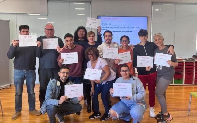 Participantes en el curso de mecatrónico y mecanizado, con los diplomas que acreditan que han completado el programa.