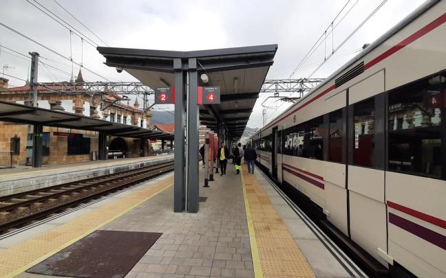 Llegada de pasajeros a la estación central de Laudio