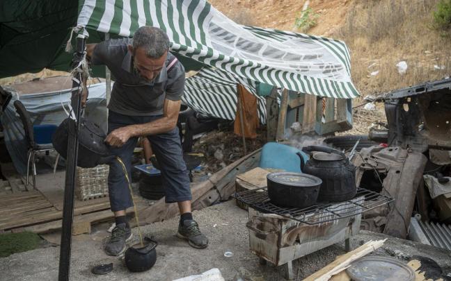 Un migrante sirve té en la frontera del Tarajal