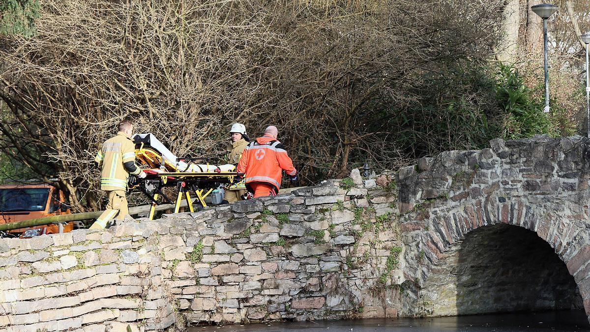 Los servicios de emergencia alemanes en Aschaffenburg, tras el ataque con cuchillo en enero.