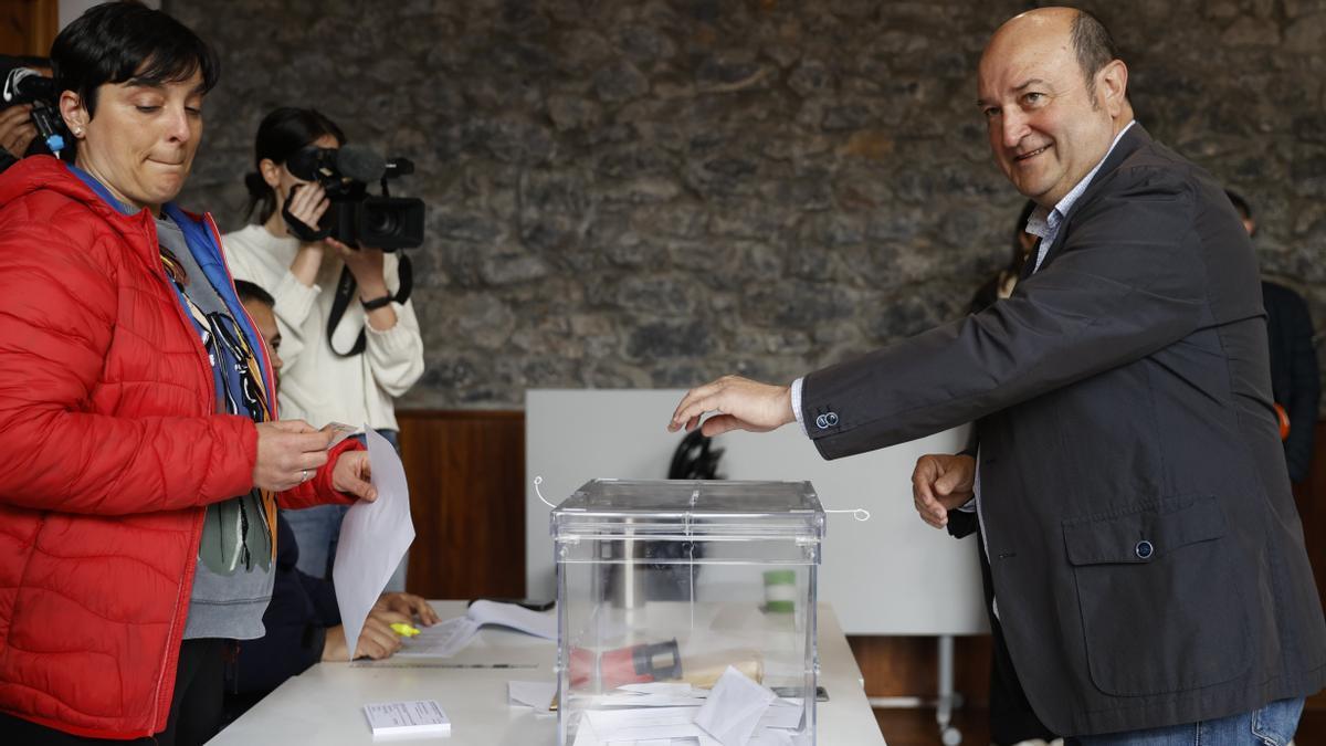 presidente del PNV, Andoni Ortuzar, ejerce su derecho al voto en Escuelas de Sanfuentes en Sanfuentes.