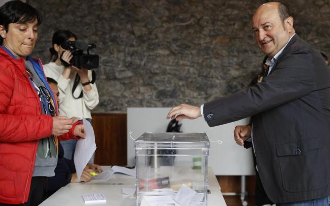 presidente del PNV, Andoni Ortuzar, ejerce su derecho al voto en Escuelas de Sanfuentes en Sanfuentes.
