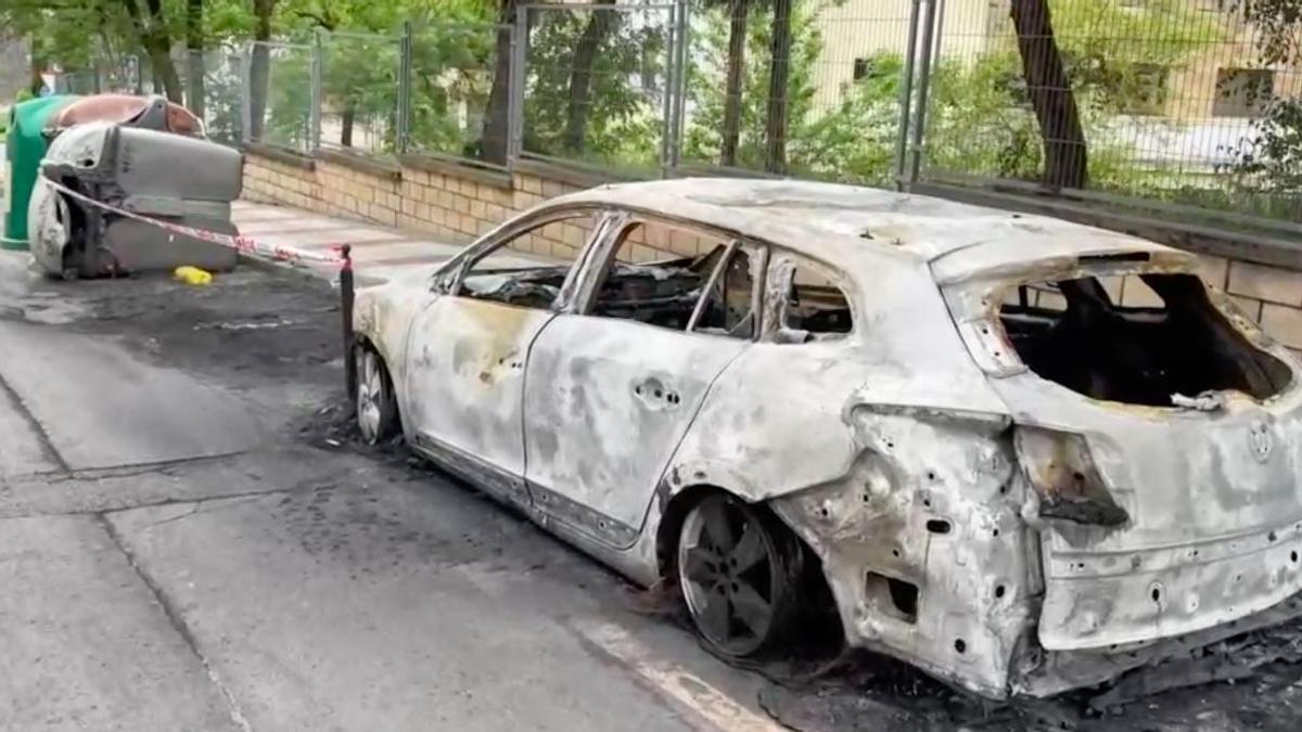 Coche calcinado tras la quema de contenedores la semana pasada en el Paseo Arrasate.
