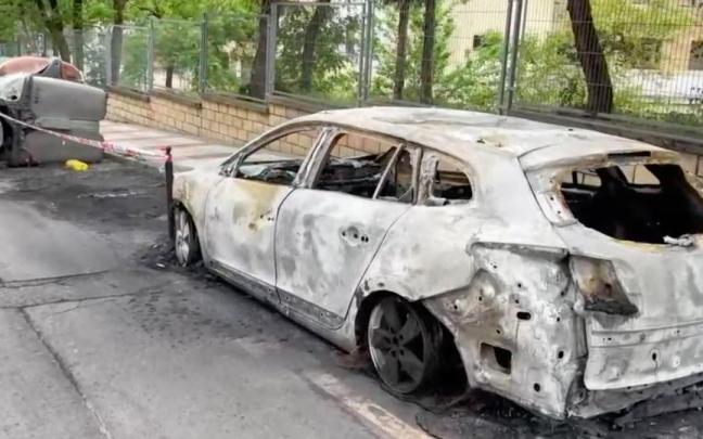 Coche calcinado tras la quema de contenedores la semana pasada en el Paseo Arrasate. / EAJ/PNV. Coche calcinado tras la quema de contenedores la semana pasada en el Paseo Arrasate.