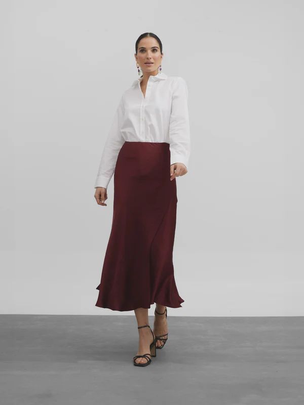 Falda midi satinada granate de la firma Silbon (48,93 euros).