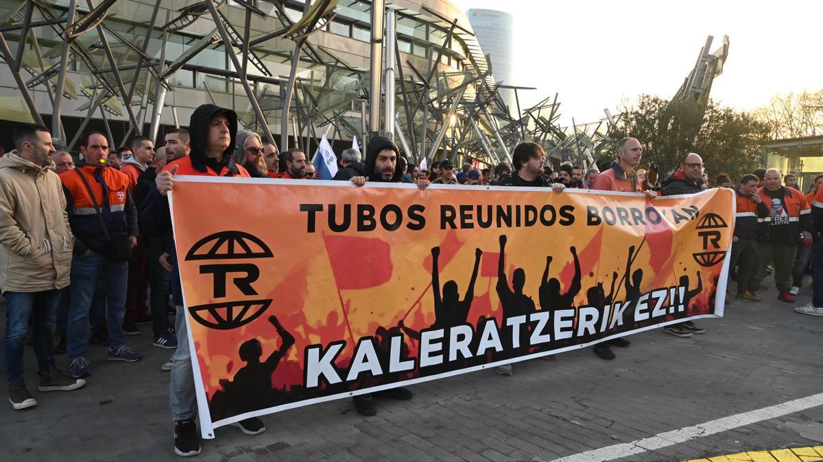 Concentración de trabajadores de Tubos Reunidos en Bilbao.