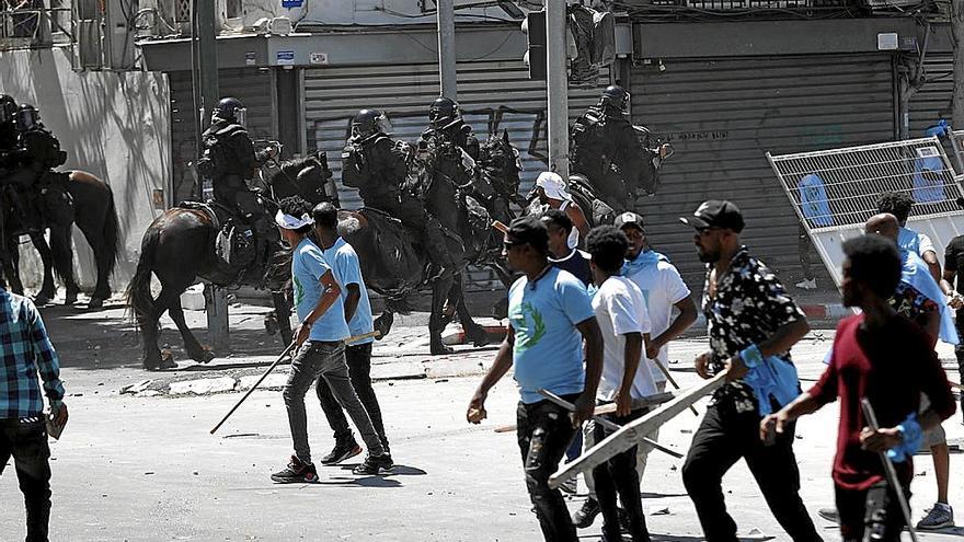 Vista de los enfrentamientos entre detractores y simpatizantes del Gobierno eritreo en Tel Aviv. | FOTO: EFE