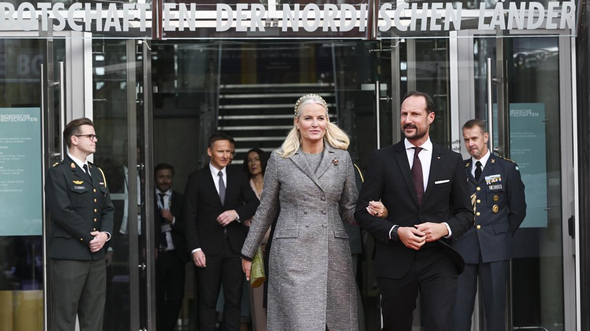 La princesa Mette Marit de Noruega junto al príncipe Haakon.