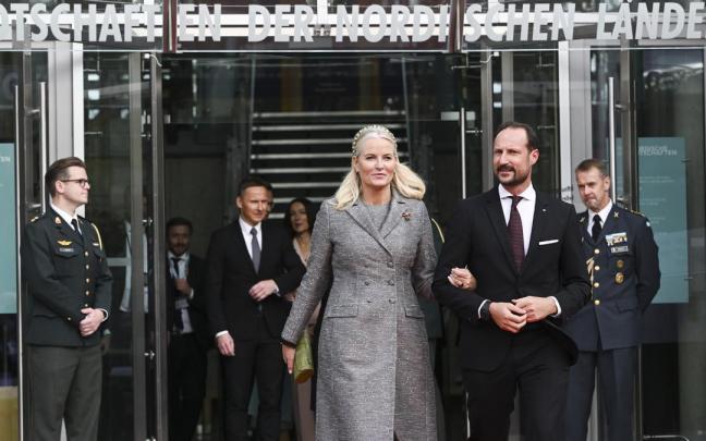 La princesa Mette Marit de Noruega junto al príncipe Haakon.