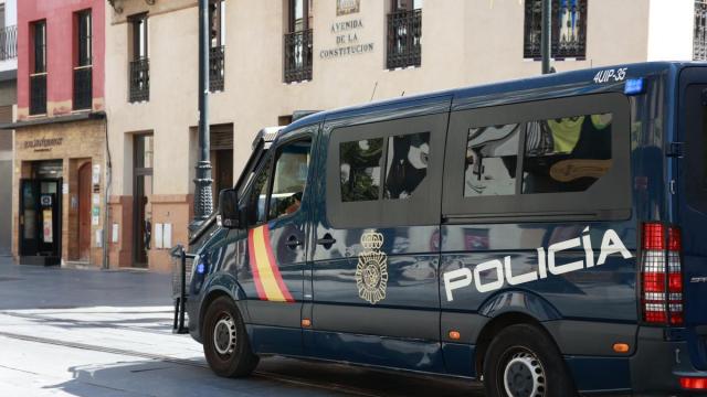 Un furgón de la Policía Nacional circula por la Avenida de la Constitución de Sevilla.