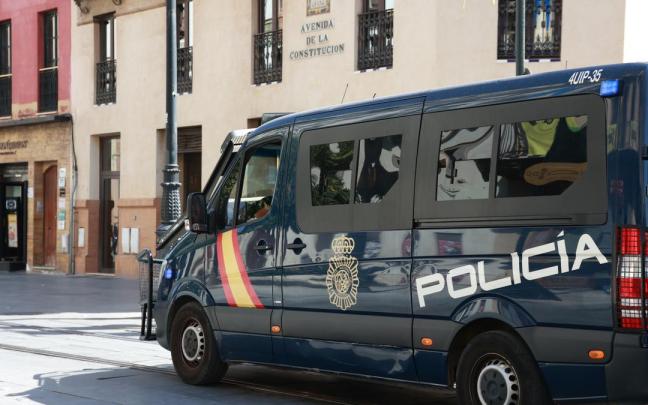 Un furgón de la Policía Nacional circula por la Avenida de la Constitución de Sevilla.