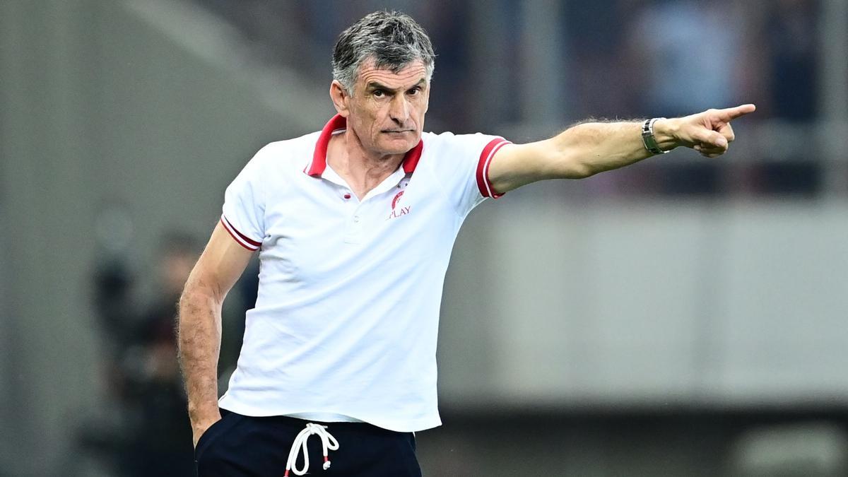 José Luis Mendilibar da órdenes durante un partido del Olympiacos. Foto: OLYMPIACOS F. C.