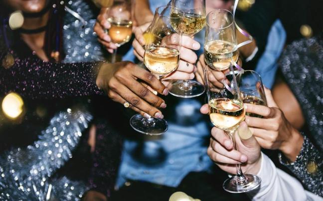 Un grupo de personas brinda durante una celebración.