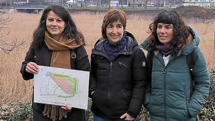 Gloria Vazquez, concejala de Medio Ambiente, y Begoña Rodriguez y Ainara Garcia, técnicas de Medio Ambiente. | FOTO: ZARAUZKO UDALA