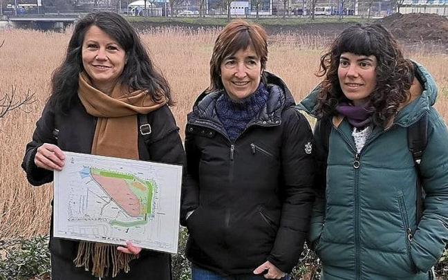 Gloria Vazquez, concejala de Medio Ambiente, y Begoña Rodriguez y Ainara Garcia, técnicas de Medio Ambiente. | FOTO: ZARAUZKO UDALA