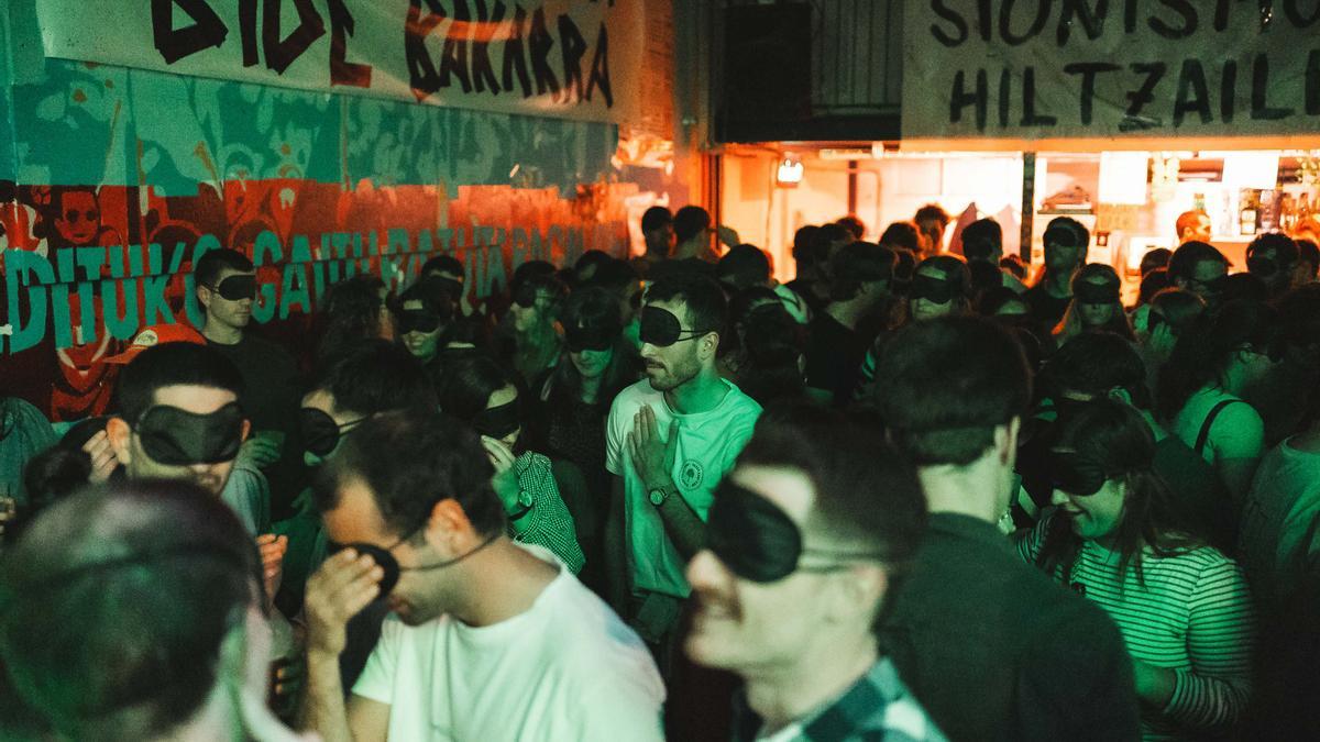 Asistentes con el antifaz puesto antes de comenzar el concierto.