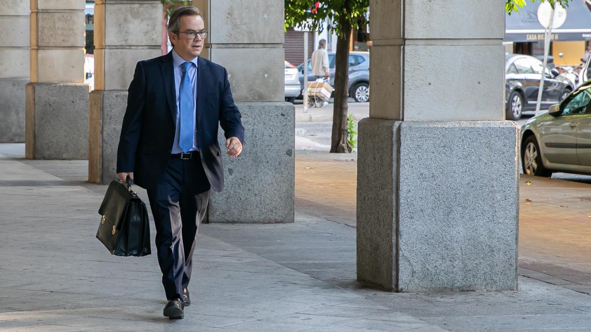 El juez, José Ignacio Vilaplana, que sustituye a la juez Núñez Bolaño en la investigación de las macrocausas por corrupción entra en los juzgados de Sevilla.
