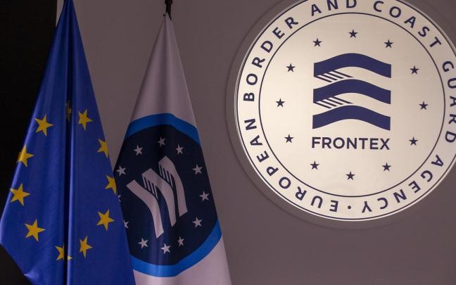 El logo de Frontex en una foto de archivo. El logo de Frontex en una foto de archivo.