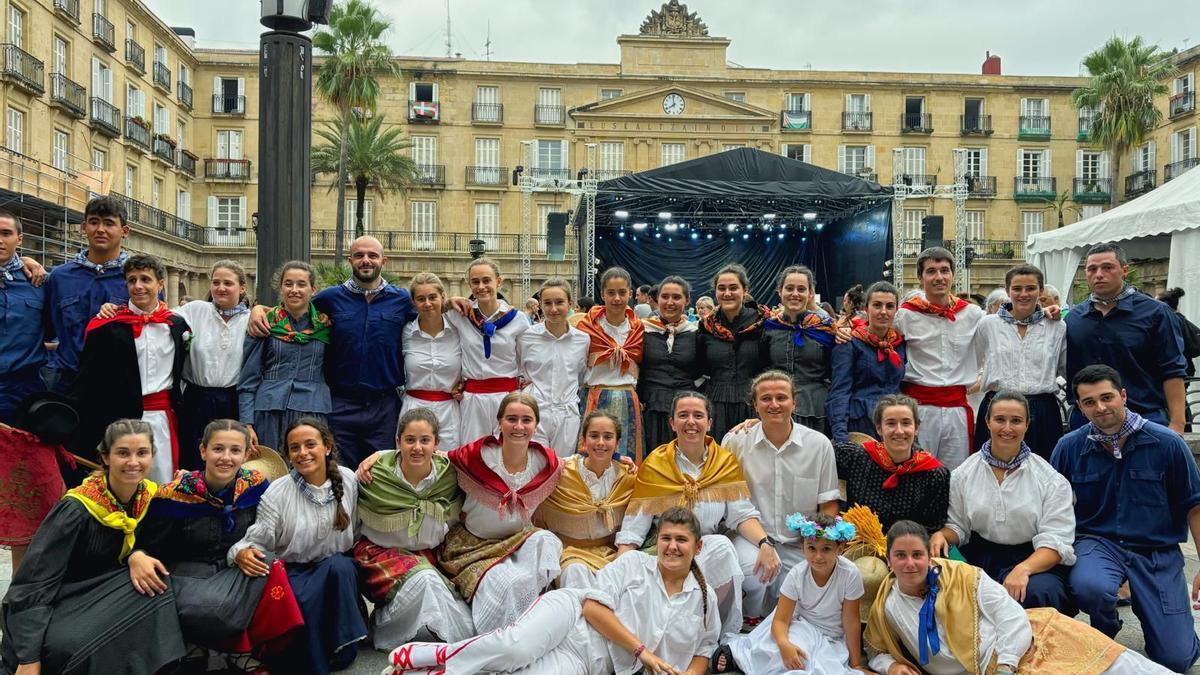 Zerutxu dantza taldeak nazioarteko hainbat jaialdietan hartu du parte.
