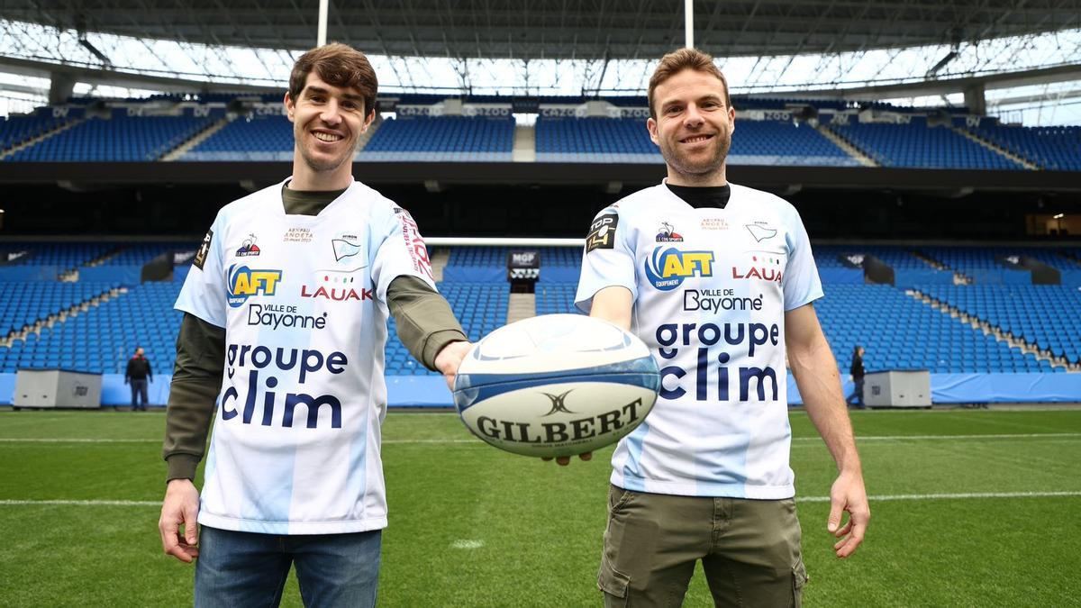 Aritz Elustondo y Asier Illarramendi, con la camiseta que lucirá el Aviron Bayonnais ante el Pau.