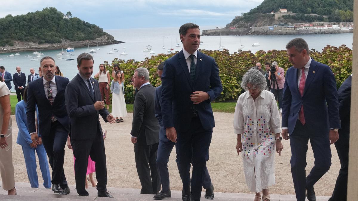 El lehendakari Pradales, con varios consejeros, a su llegada al Consejo de Gobierno de Miramar