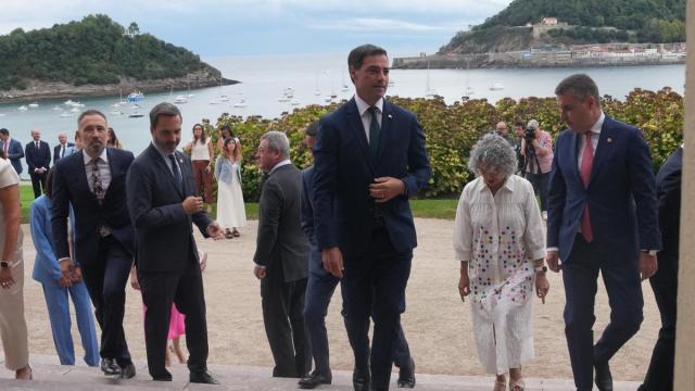 El lehendakari Pradales, con varios consejeros, a su llegada al Consejo de Gobierno de Miramar