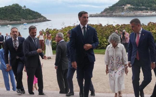 El lehendakari Pradales, con varios consejeros, a su llegada al Consejo de Gobierno de Miramar