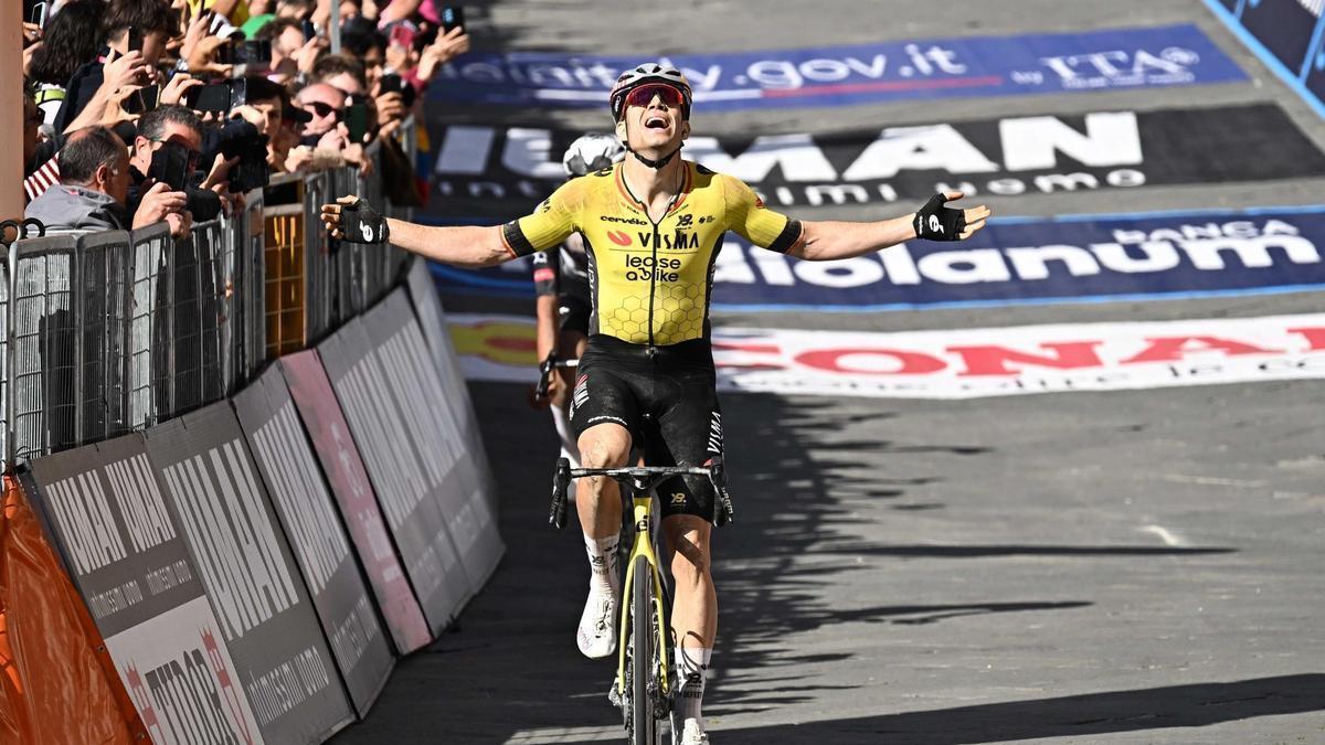 Van Aert celebra la victoria en Siena por delante de Del Toro.