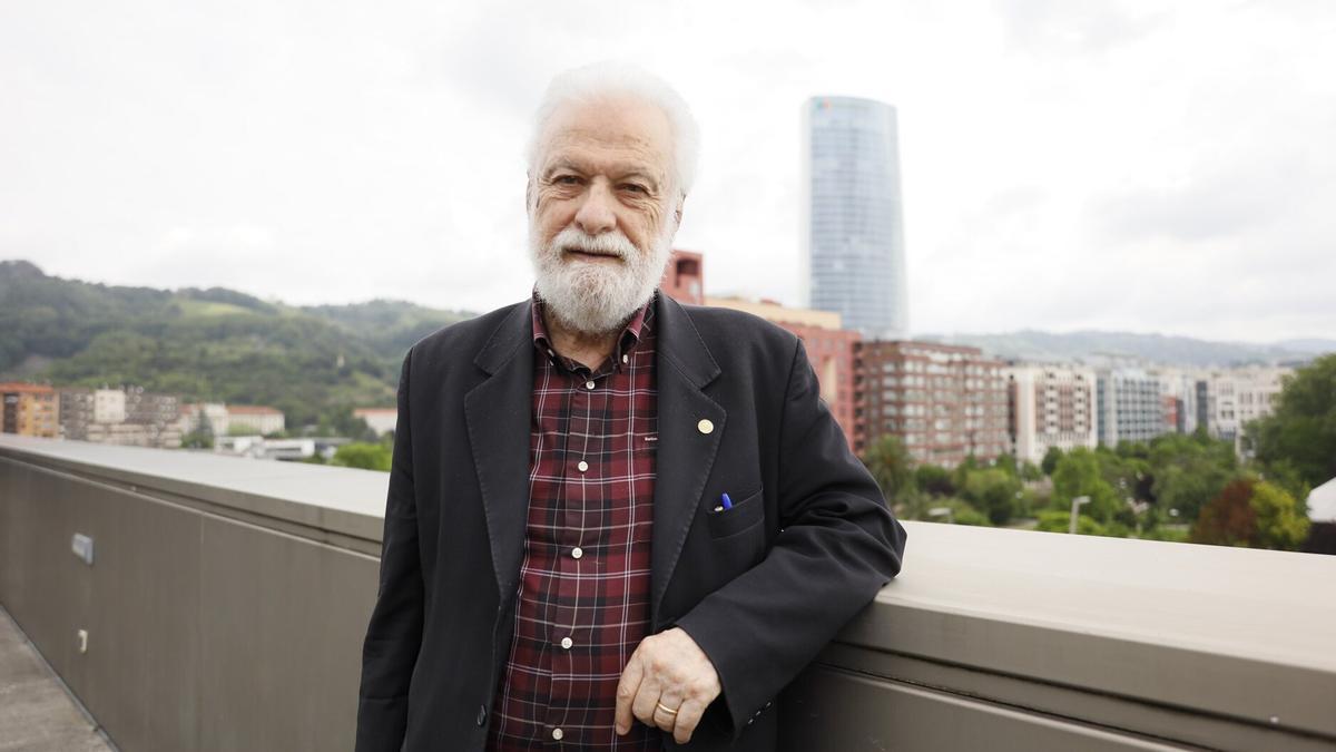 El pedagogo Francesco Tonucci posa en la terraza del Palacio Euskalduna.
