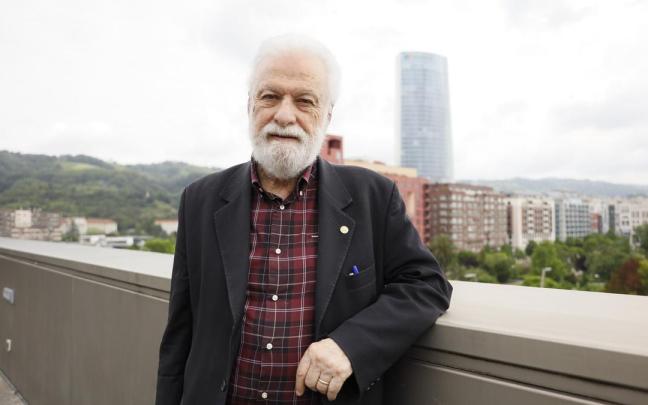 El pedagogo Francesco Tonucci posa en la terraza del Palacio Euskalduna.