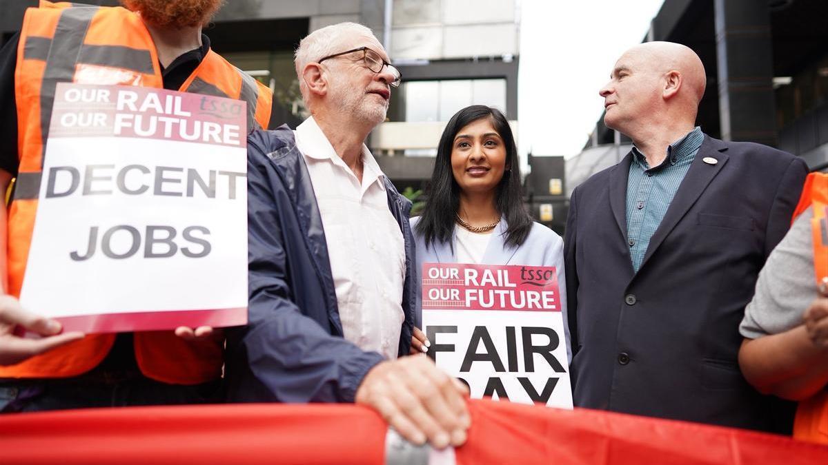 Los exlaboristas Jeremy Corbyn y Zarah Sultana durante una protesta en una imagen de archivo.